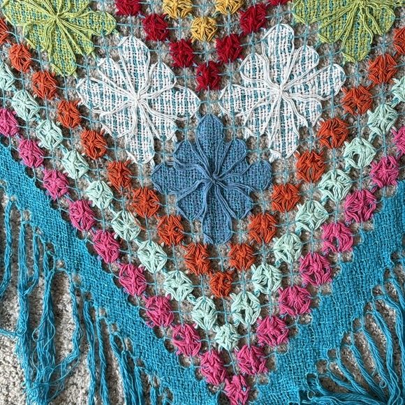 Crochet triangle scarf - Picture 3 of 4